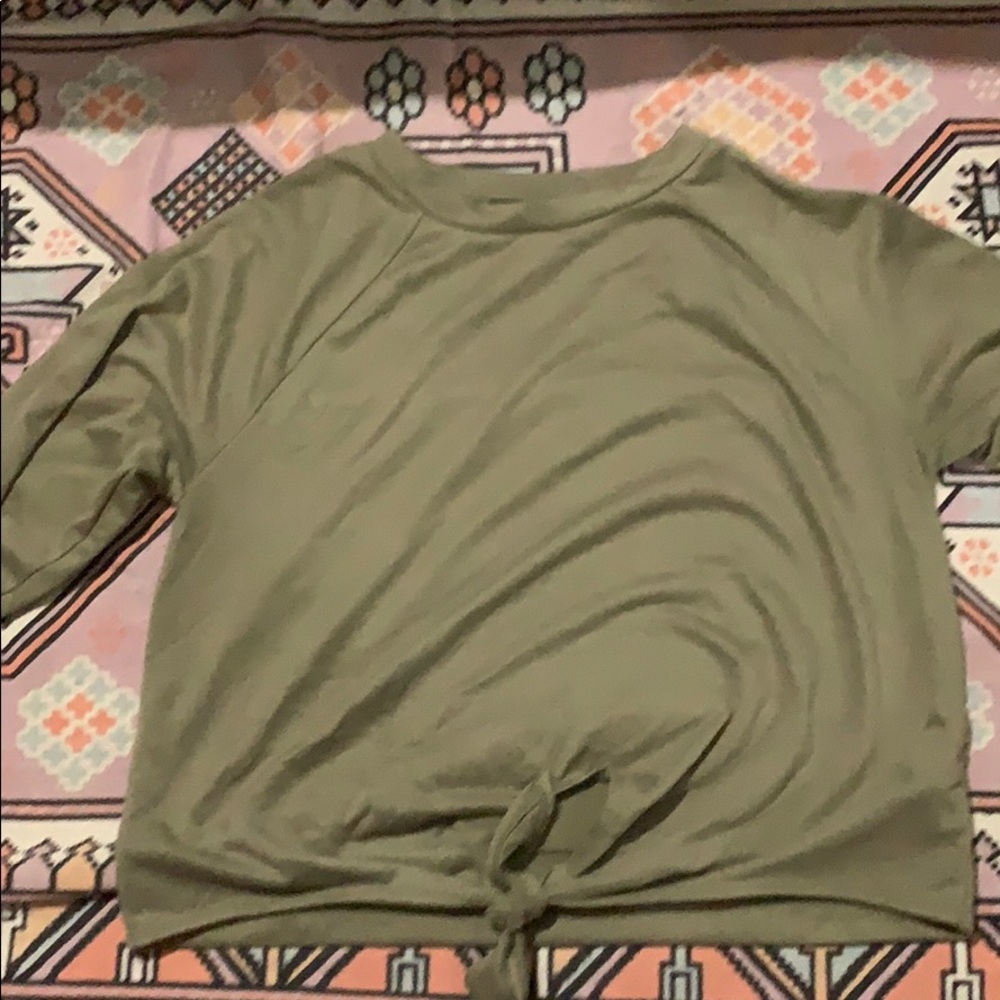 Long sleeve cropped light crewneck